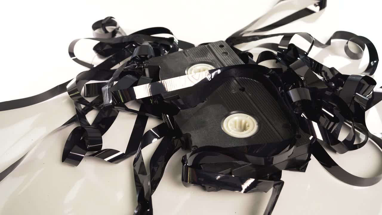 테이프 가 풀려 있는  ⁇ 고  ⁇ 은 vhs 카세트 의 클로즈업