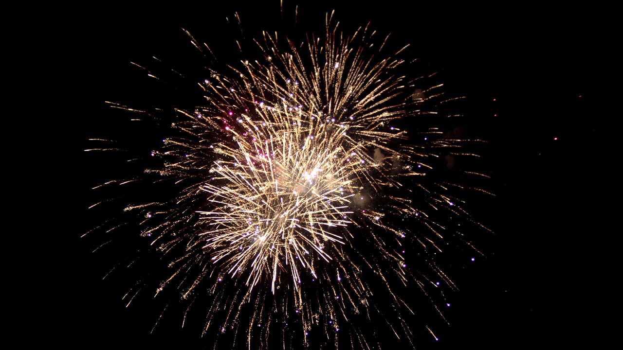 luces de fuegos artificiales brillantes explotando sobre un fondo negro, primer plano. concepto de una fiesta, fuegos artificiales y emociones brillantes