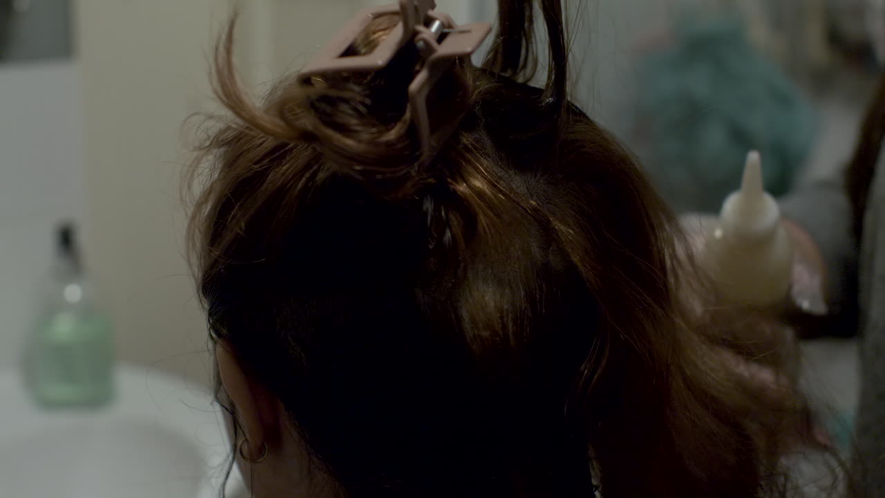 염색 과정 전에 고객의 머리카락을 준비하는 장갑을 끼고 헤어 스타일리스트