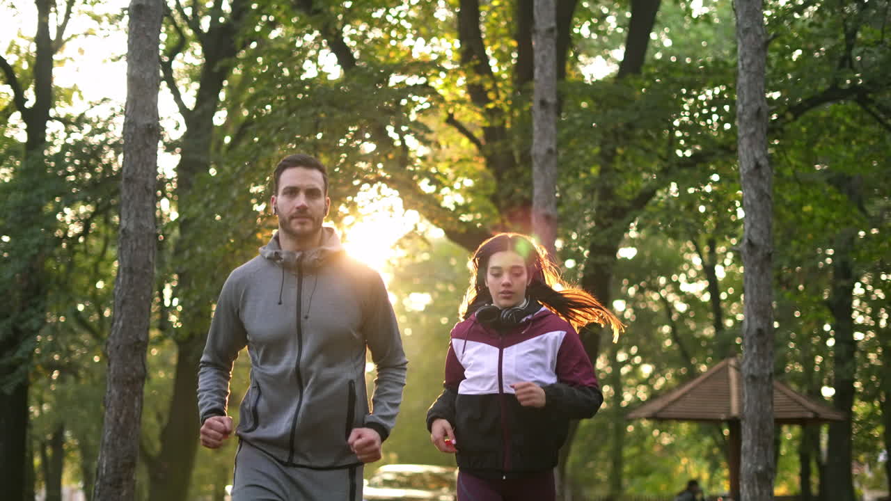 Una pareja corriendo en el parque.