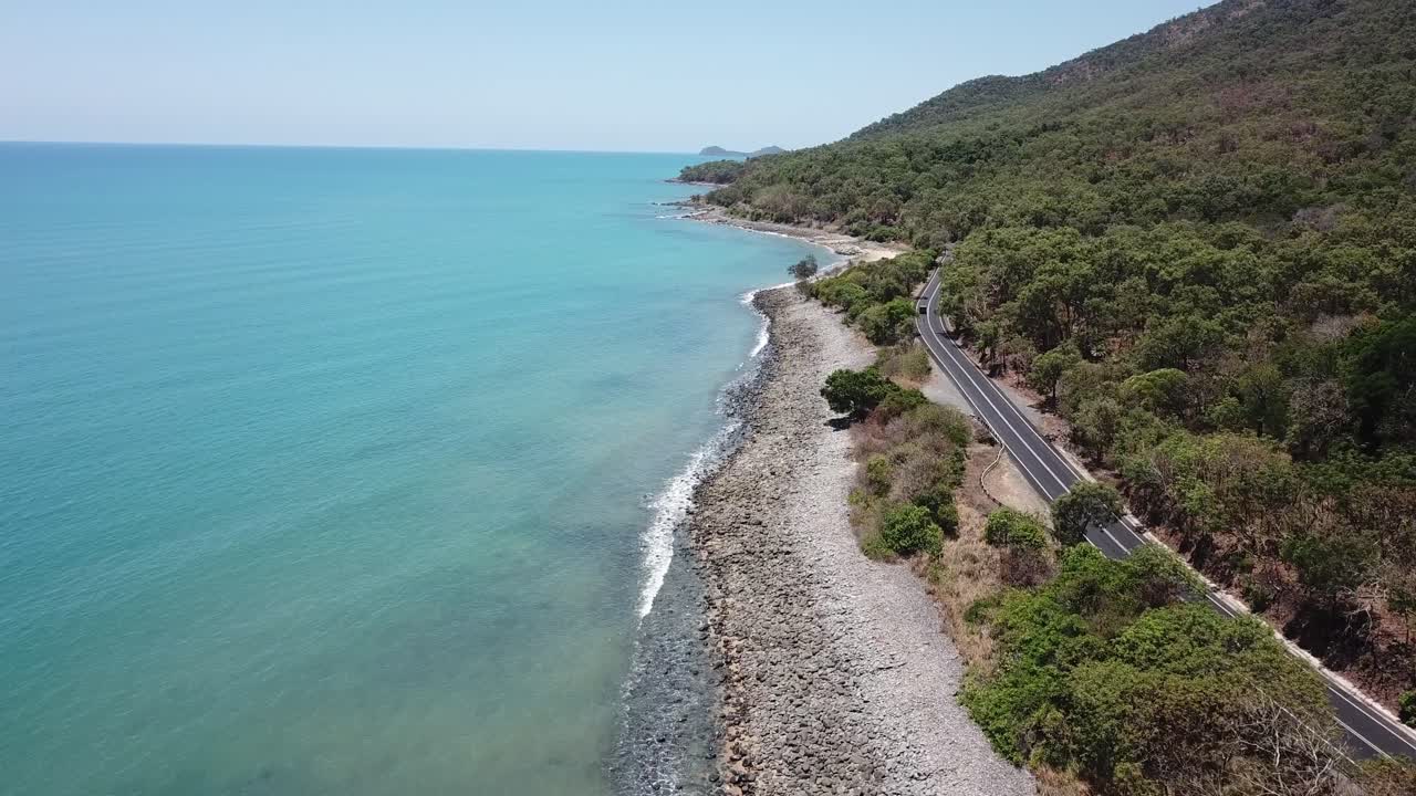 푸른 물과 함께 열대 섬 해변 위로 앞으로 나아가는 드론 항공