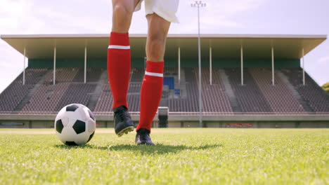 Jugador-De-Fútbol-Regateando-La-Pelota