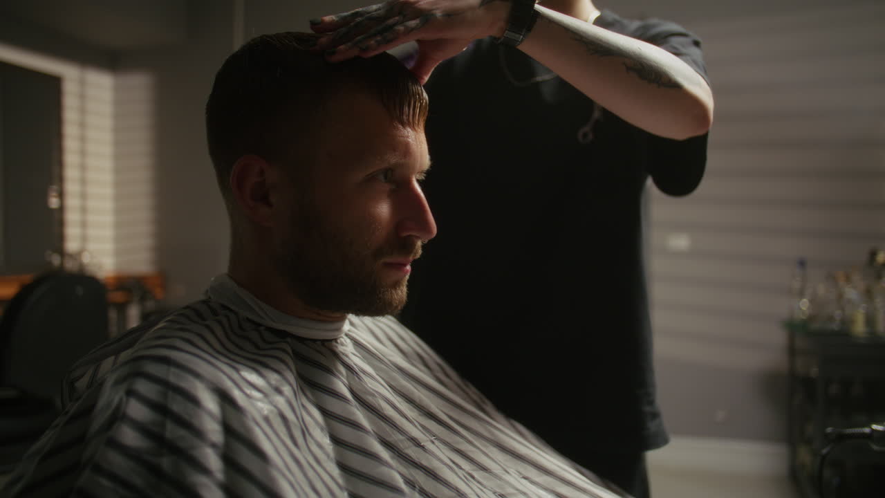 Mand der bliver klippet hos en barber