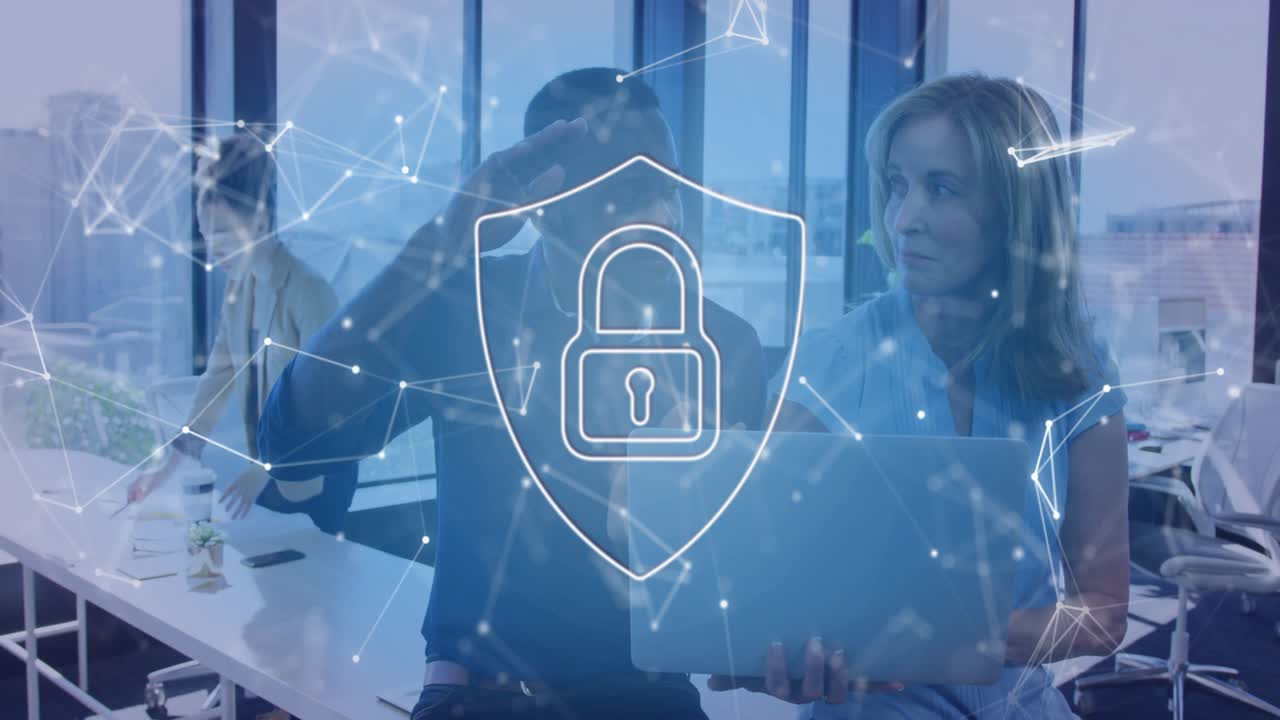 Soci in affari che discutono di cybersecurity mentre una sovrapposizione di rete appare gradualmente rivelando un lucchetto pulsante