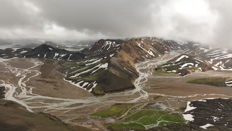 Landschaft-Mit-Wolken-In-Den-Vulkanischen-Bergen-Von-Landmannalaugar-Aus-Der-Luft