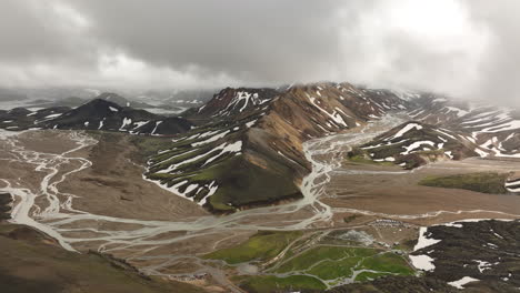 paisaje con nubes en las montañas volcánicas de landmannalaugar aérea