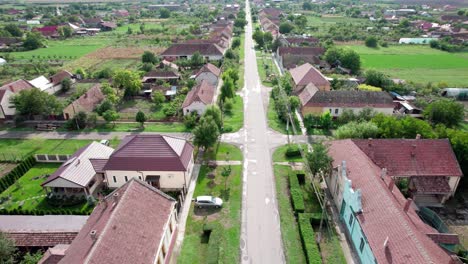 Drone-Volando-Sobre-El-Pequeño-Pueblo-Rural-Rumano-Cenei