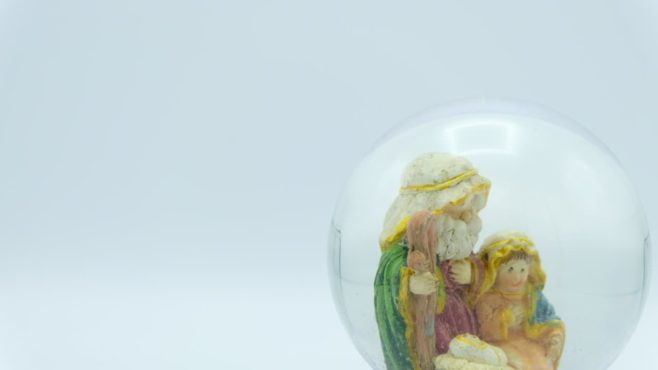 크리스마스 크리스마스 장면은 색 바탕에 유리 공을 넣고 왼쪽 복사 공간을 남니다.