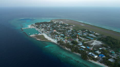 hermosa vista aérea de la isla de dharavandhoo en las maldivas con puesta de sol