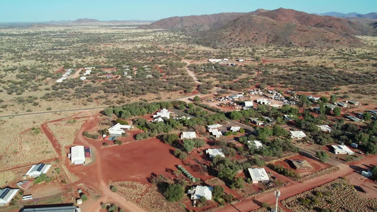 Reverse aerial view of the town of Umuwa and surrounding landscape, South Australia, Australia. August 2022.
