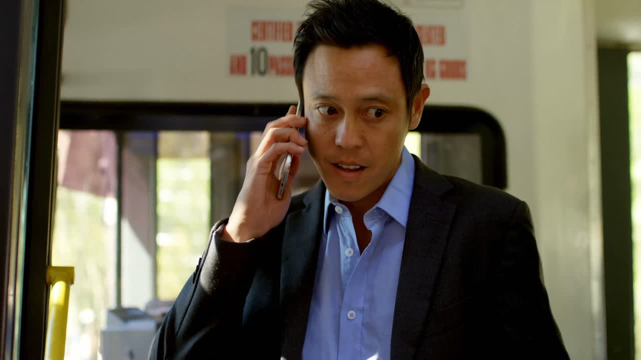 4k 버스에서 여행하는 동안 휴대 전화로 이야기하는 비즈니스 통근자