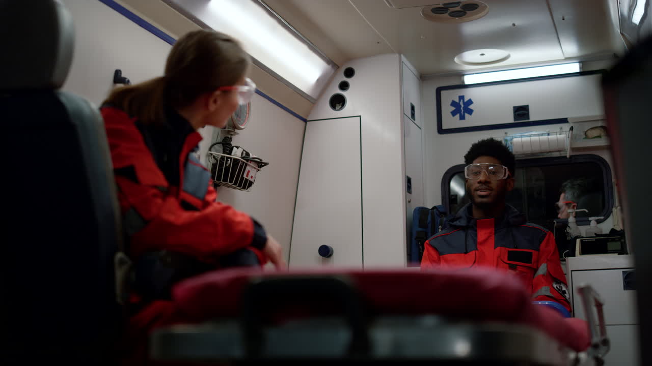 응급 의료 서비스는 구급차에서 이야기하고 있습니다. 유니폼을 입은 의사들