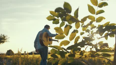 Músico-Ensayando-En-El-Campo-De-Trigo-Durante-La-Hermosa-Puesta-De-Sol