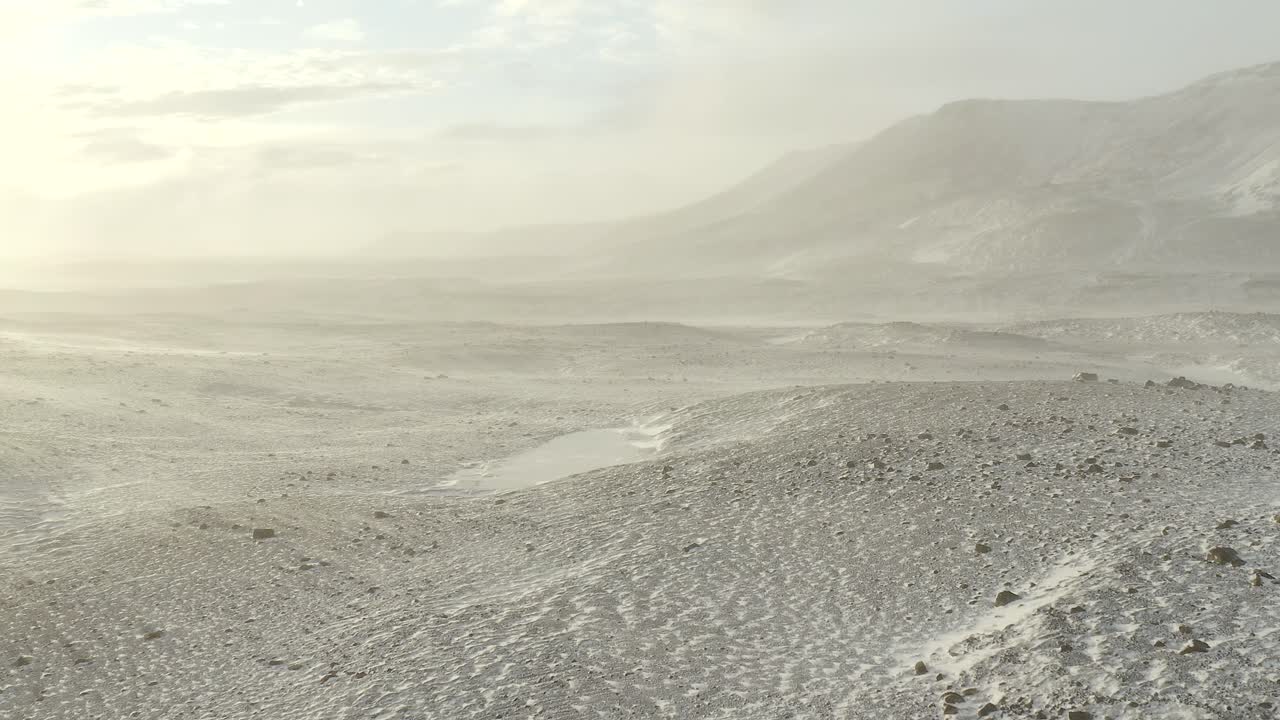 아이슬란드의 눈보라 겨울 눈과 바람 폭풍, 눈과 바람이 부는 풍경의 영화적 장면