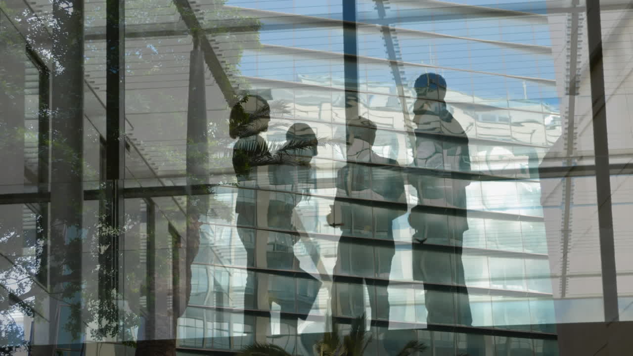 animación de un edificio de oficinas sobre personas de negocios hablando en una oficina moderna