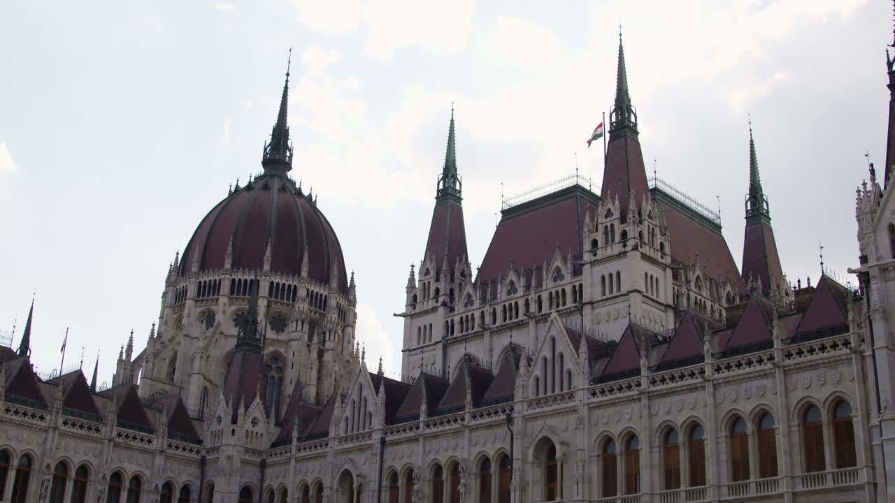 ⁇ 가리 의회 건물 고 ⁇  리바이벌 스타일의 지붕 쇼케이스