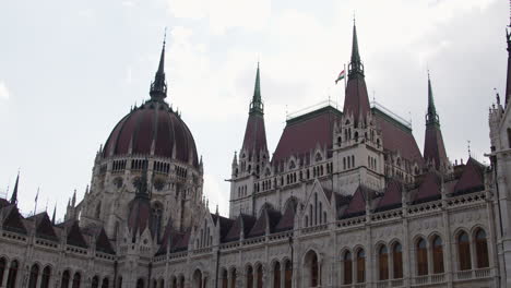 Edificio-Del-Parlamento-Húngaro-Escaparate-De-Techo-De-Estilo-Neogótico