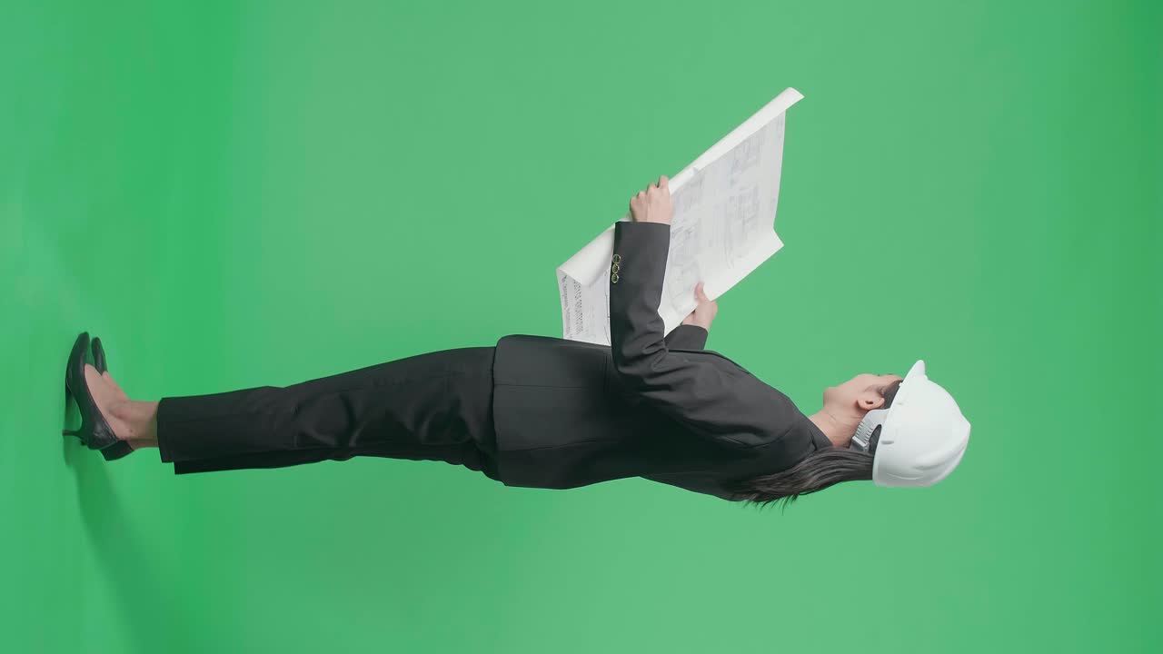 건축 계획을 검토하는 여성 엔지니어