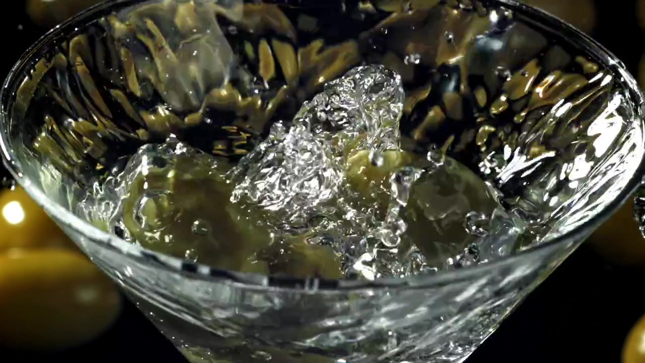Azeitona Caindo em Taça de Martini com Respingo em Câmera Lenta