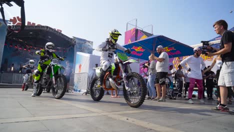 evento de motocross con atletas y espectadores