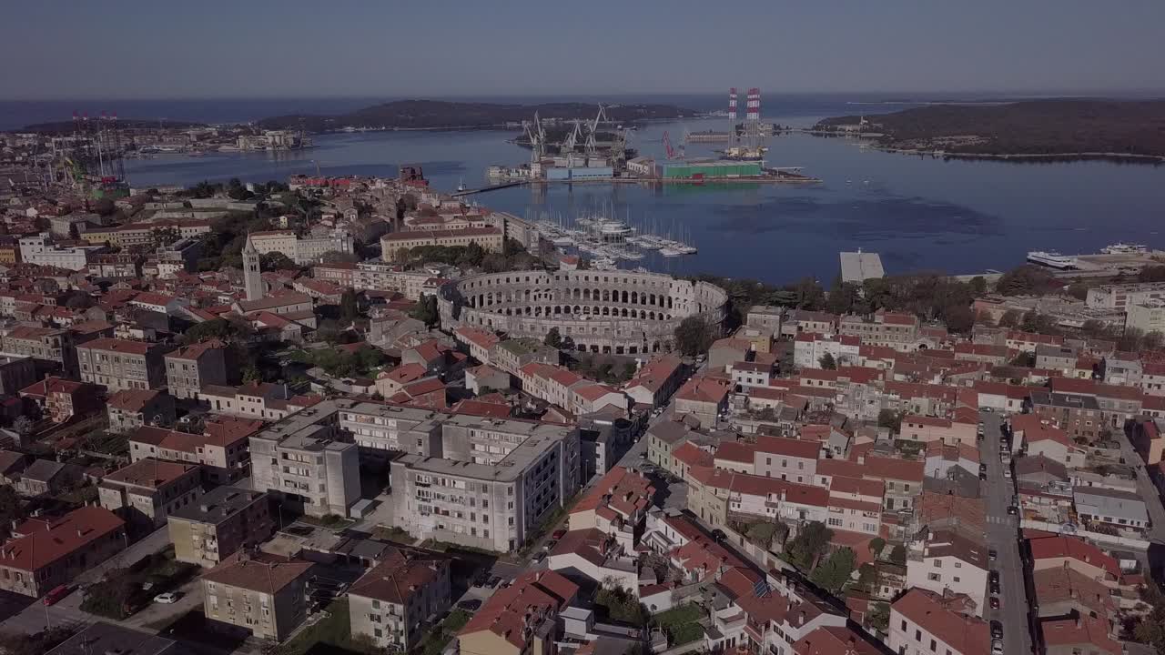 vista aérea del anfiteatro romano en pula. istria, croacia. formato de registro original intacto.