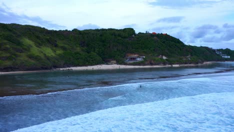 Olas-Espumosas-Sobre-El-Mar-De-La-Playa-Gunung-Umbrella-Cerca-De-La-Playa-Pandawa-En-El-Sur-De-Kuta,-Bali,-Indonesia.