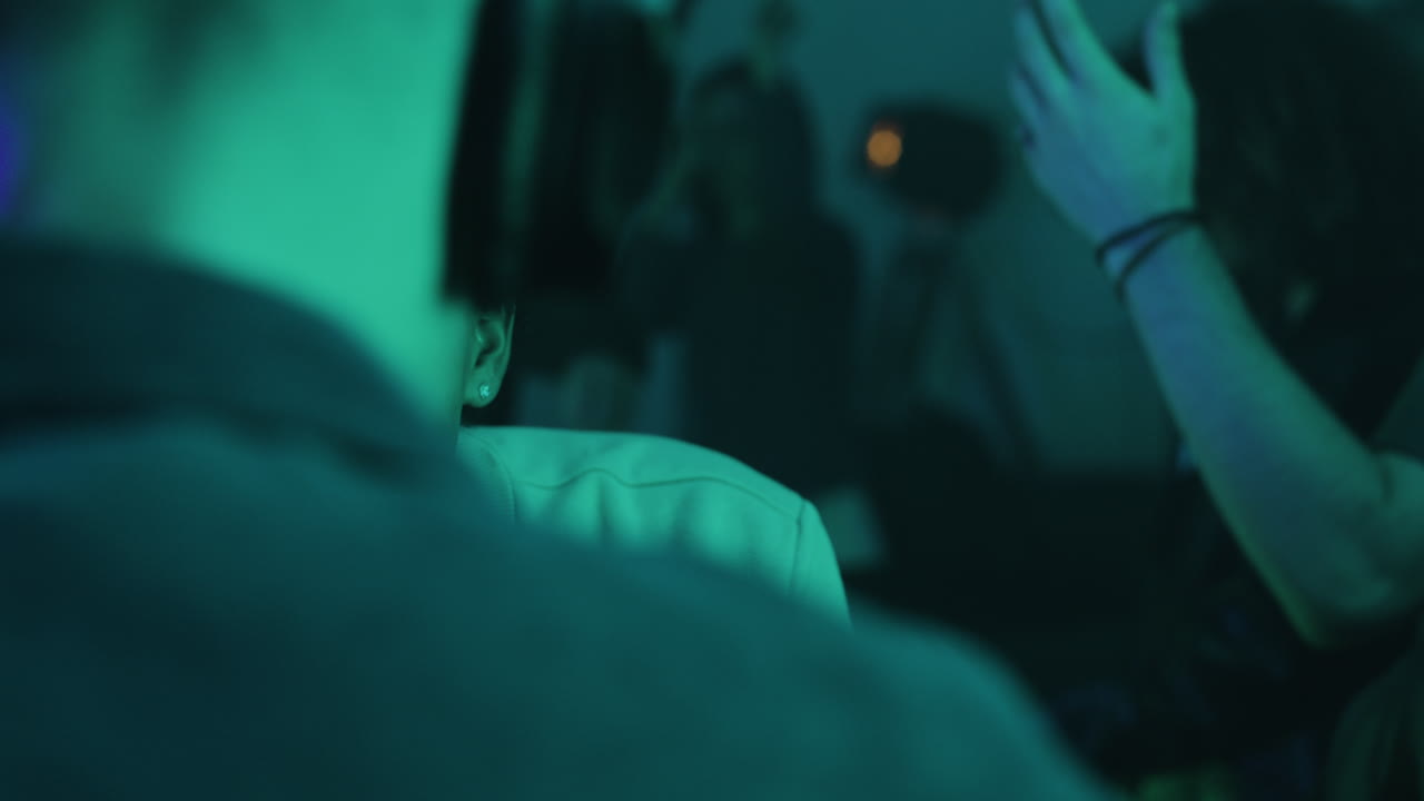 젊은 남자 들 이 디스코 에서 대화 하고 있다