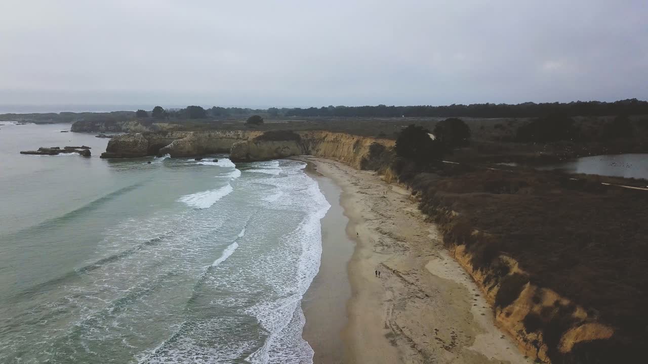 Parque Nacional Ano Nuevo - Califórnia, EUA. Dolly aéreo cinematográfico para frente ao longo da costa com panorâmica para baixo em direção às ondas. Filmado com DJI Mavic Pro.