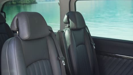 slowmo - interior de asientos de cuero de una minivan de lujo junto al lago wakatipu, queenstown, nueva zelanda