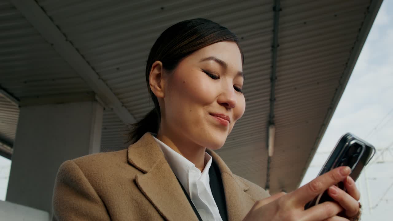 스마트폰을 사용하는 사업가