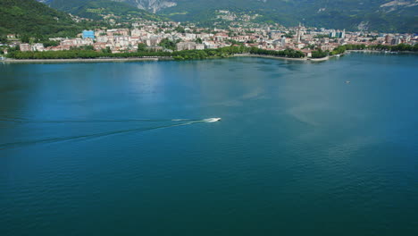 Lancha-Motora-En-El-Lago-De-Como,-Italia