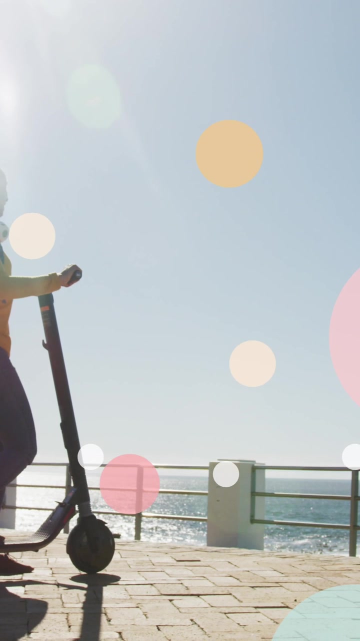 Animazione di punti in movimento su una donna in scooter sul lungomare