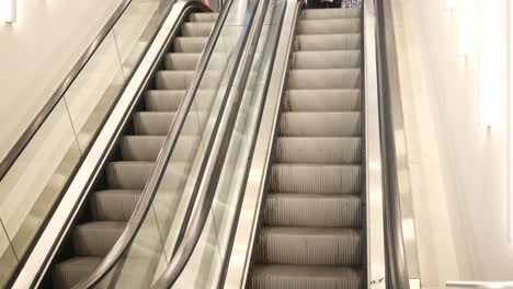 escalera mecánica subiendo en un edificio