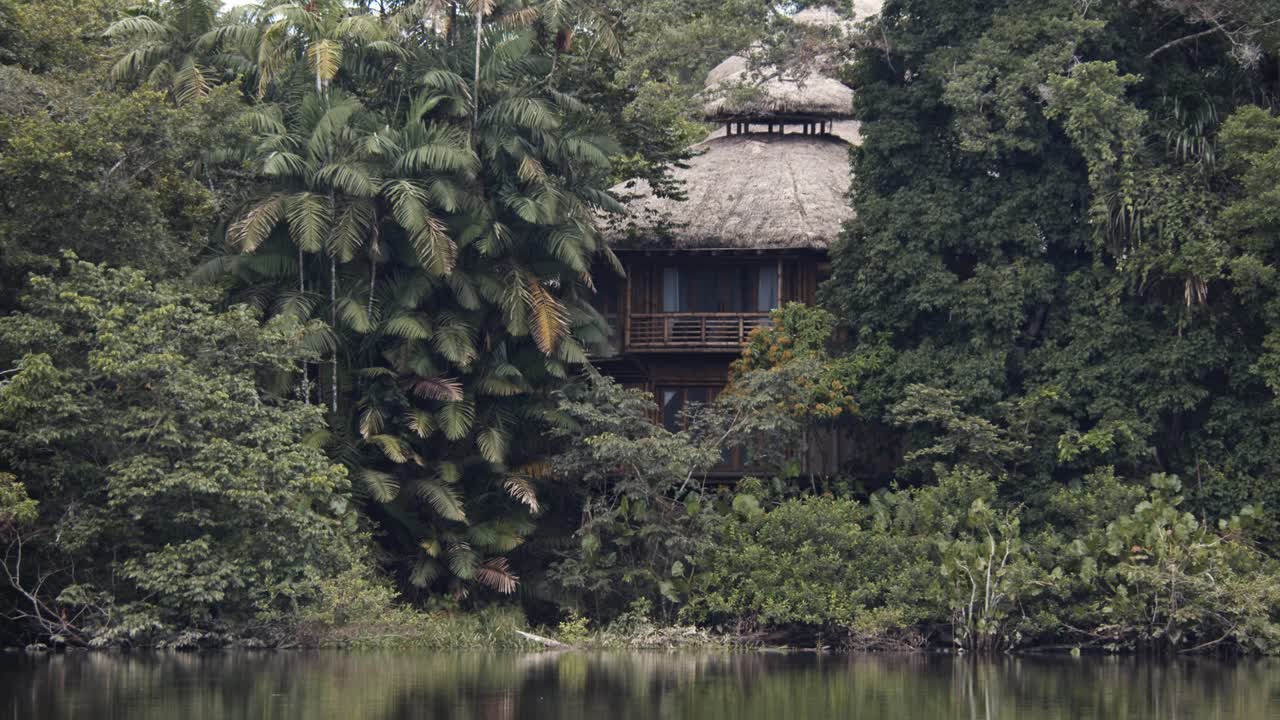 hotel o albergue ecológico oculto, en lo profundo de la selva amazónica para expediciones de animales y vida silvestre