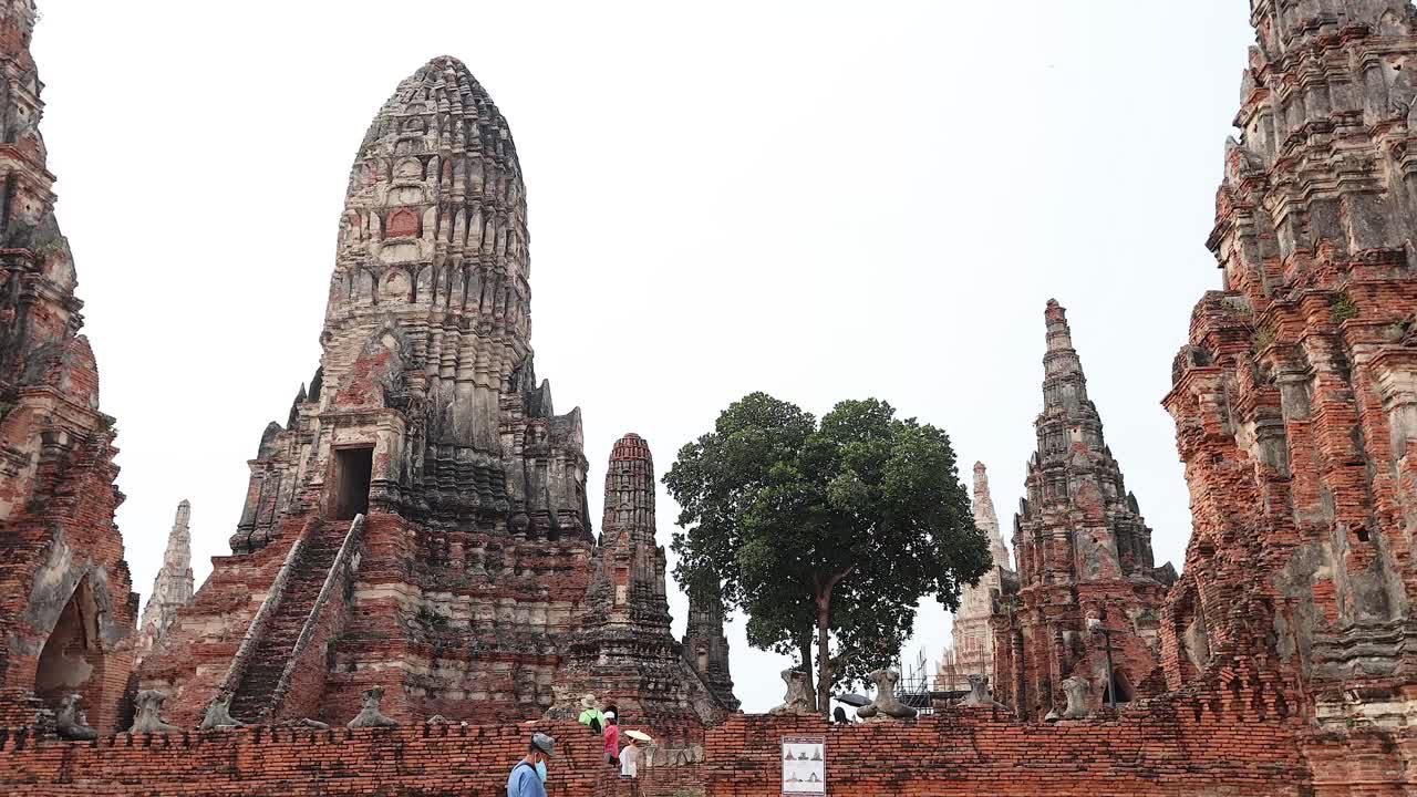 turistas explorando las ruinas históricas del templo