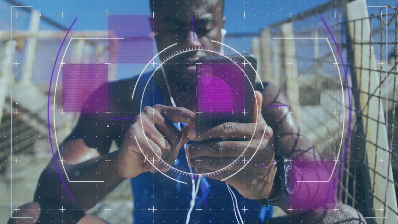 animación del escaneo del alcance sobre un hombre afroamericano que usa un teléfono inteligente al aire libre