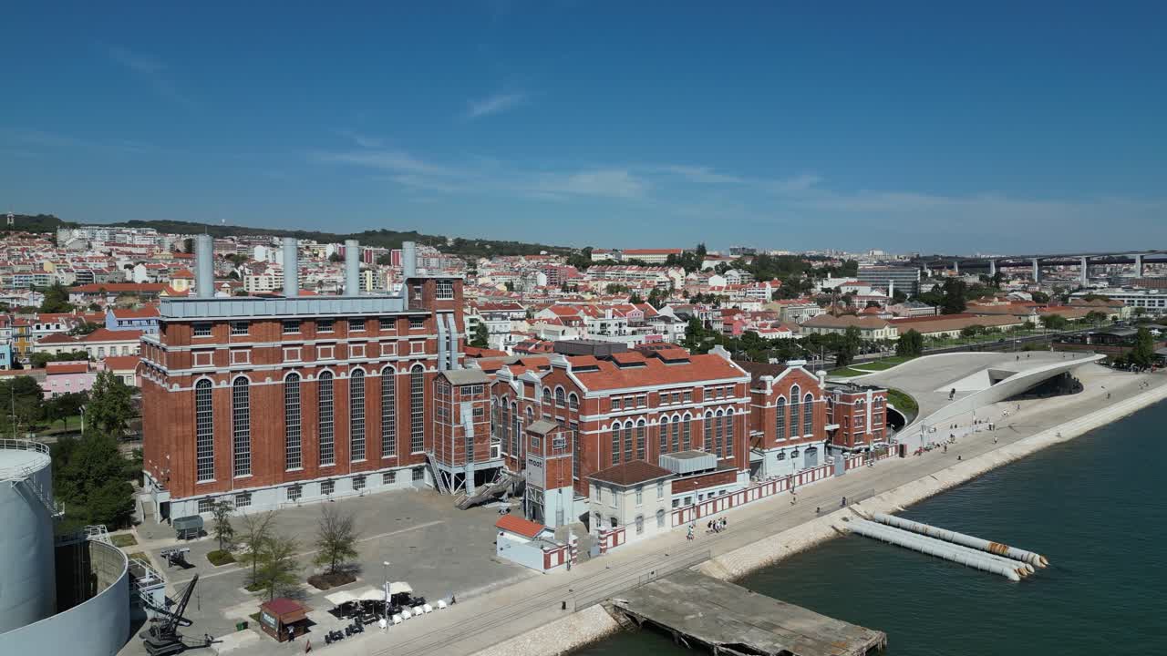 Vista aerea della vecchia Centrale Elettrica del Tejo, ora museo dell'elettricità, Lisbona