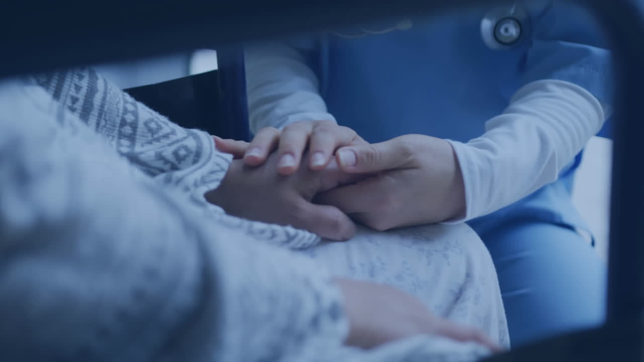 女性患者の手を握る白人看護師に構造が重なるアニメーション