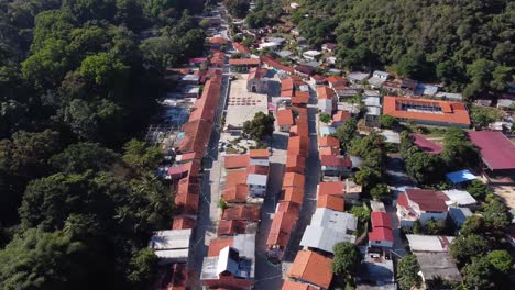 toma aerea general del pueblo de chuao, estado aragua, venezuela