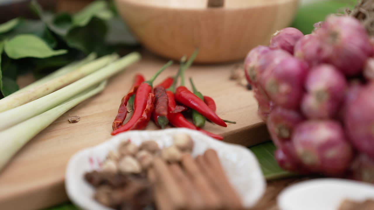 canela, clavo, ají rojo, chalotes, cerca de ingredientes para la cocina tailandesa curry massaman