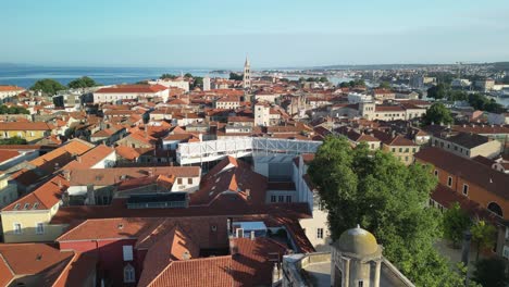 Red-rooftops,-blue-sky-and-blue-Adriatic-Sea,-an-aerial-footage-over-old-town-Zadar,-peninsula