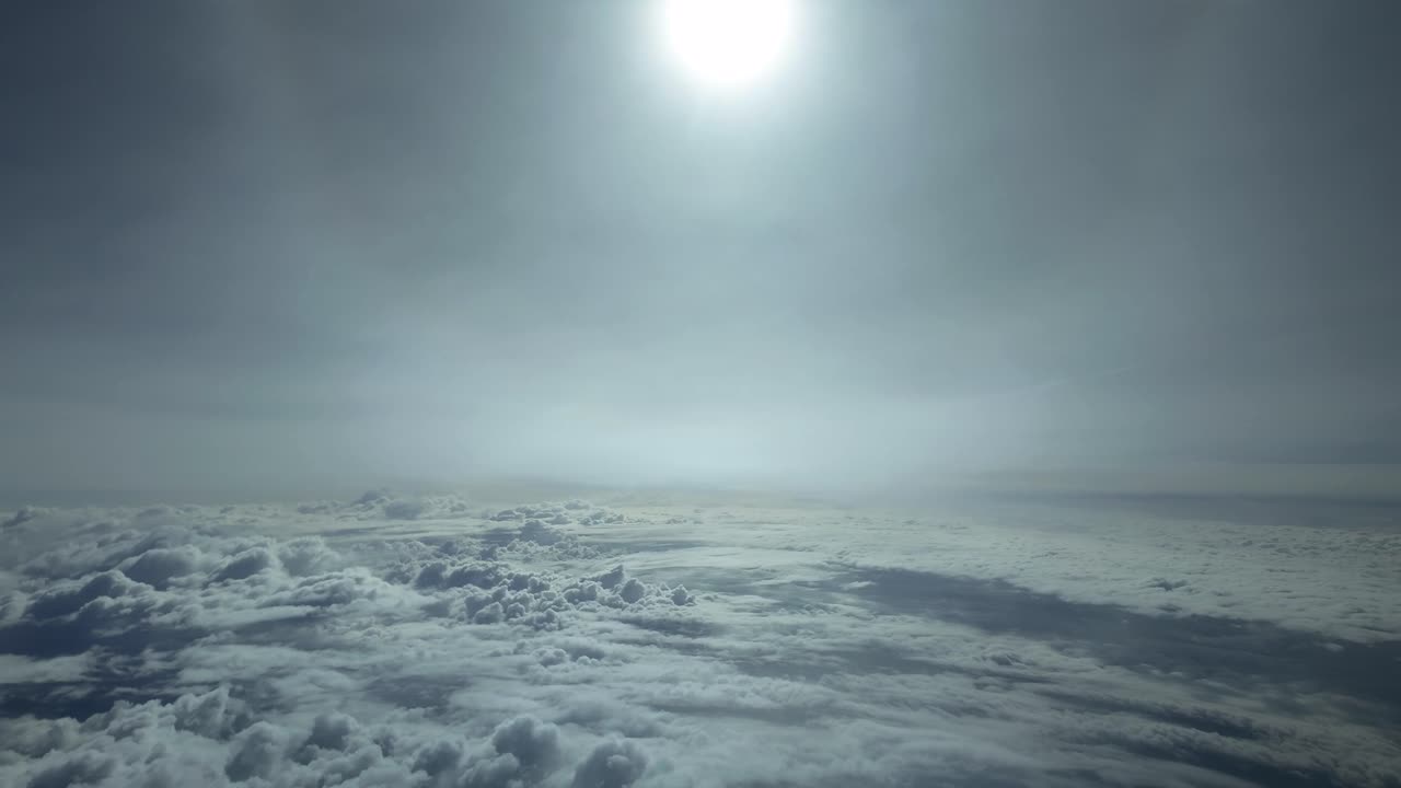 volando a velocidad supersónica en la estratosfera a velocidad supersónico, con un disco solar cegador y su halo por delante