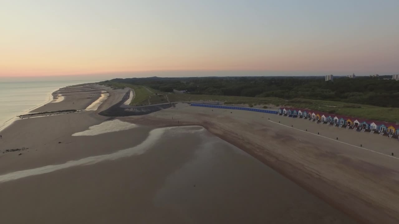 antena: la playa entre vlissingen y dishoek durante la puesta de sol