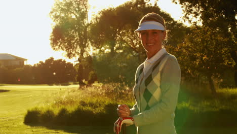 Glückliche-Frau-Lächelt-In-Die-Kamera-Auf-Dem-Golfplatz