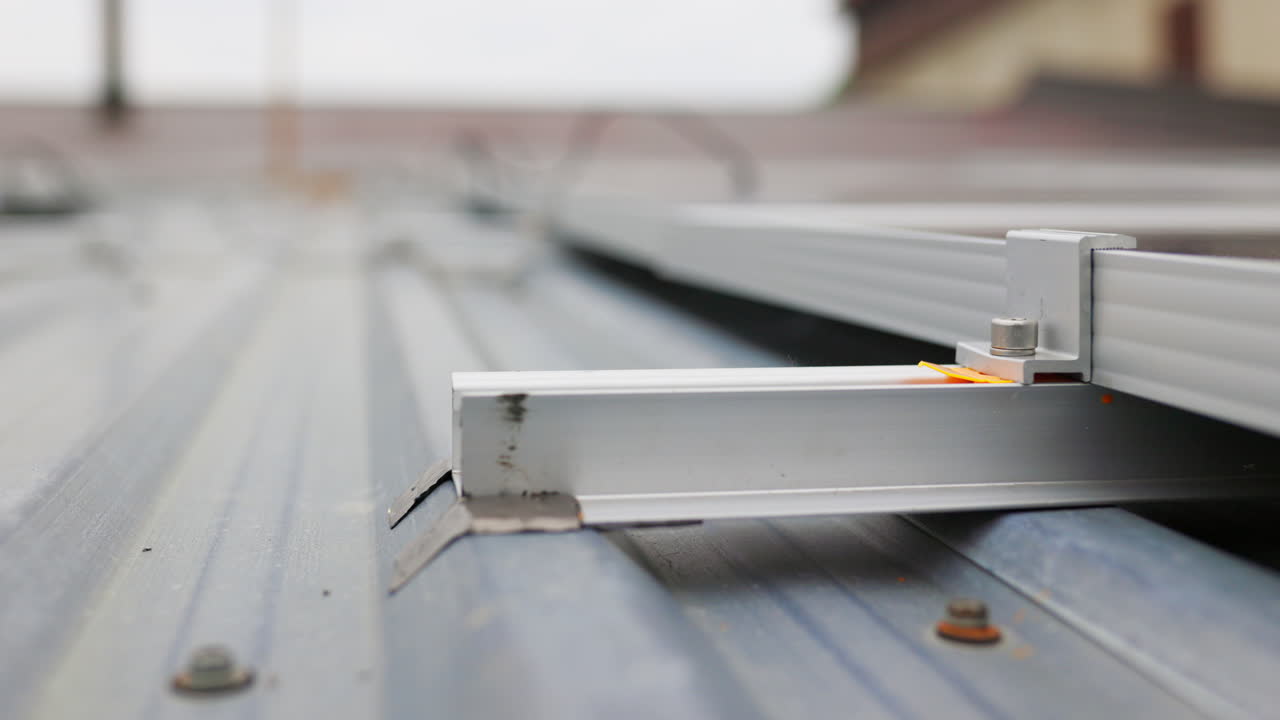 instalación de paneles solares en techos metálicos