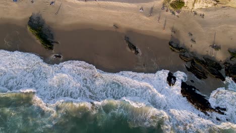 olas rompiendo en laguna beach al atardecer, costa de california, vista aérea de arriba hacia abajo