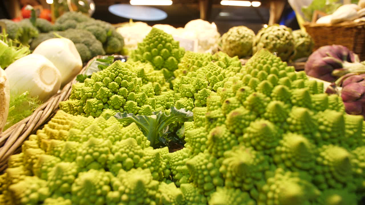 로마네스코 브로콜리 (romanesco broccoli) 는 프랑스 시테 (sete) 의 지역 시장에서 채소 가게에서 판매된다.