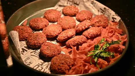 Frische-Kichererbsen-Falafel-Platte,-Traditionelle-Arabische-Vegetarische-Snacks