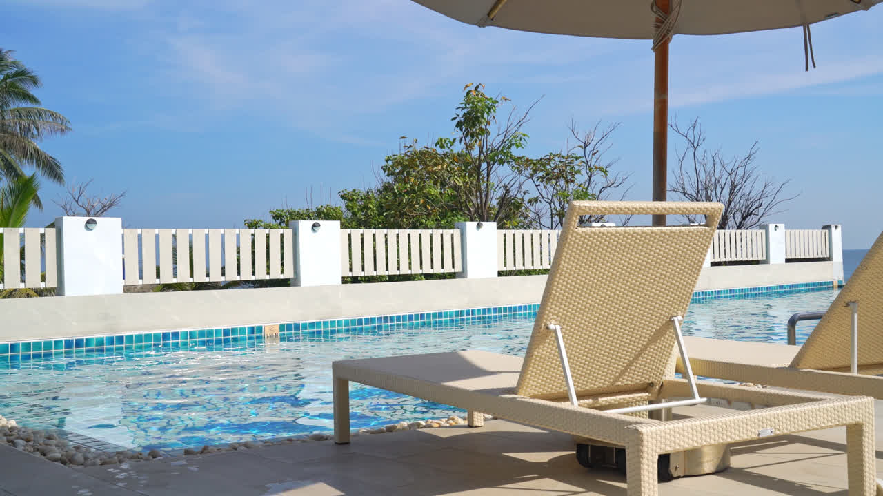 leeres Bettbad um das Schwimmbad mit Meeresschatten - Urlaubs- und Urlaubskonzept