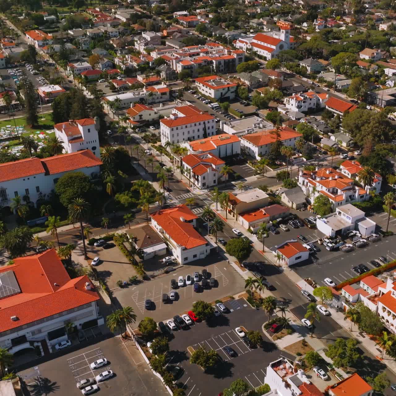 Vista esplêndida da arquitetura de Santa Barbara. Lindas moradias na vegetação e ruas bem cuidadas, sob perspectiva aérea